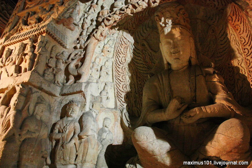 Пещеры будды. Пещерные храмы Юньган. Будда Юньган. Пещерный буддийский монастырь Юньган. Статуя Будды Юньган.