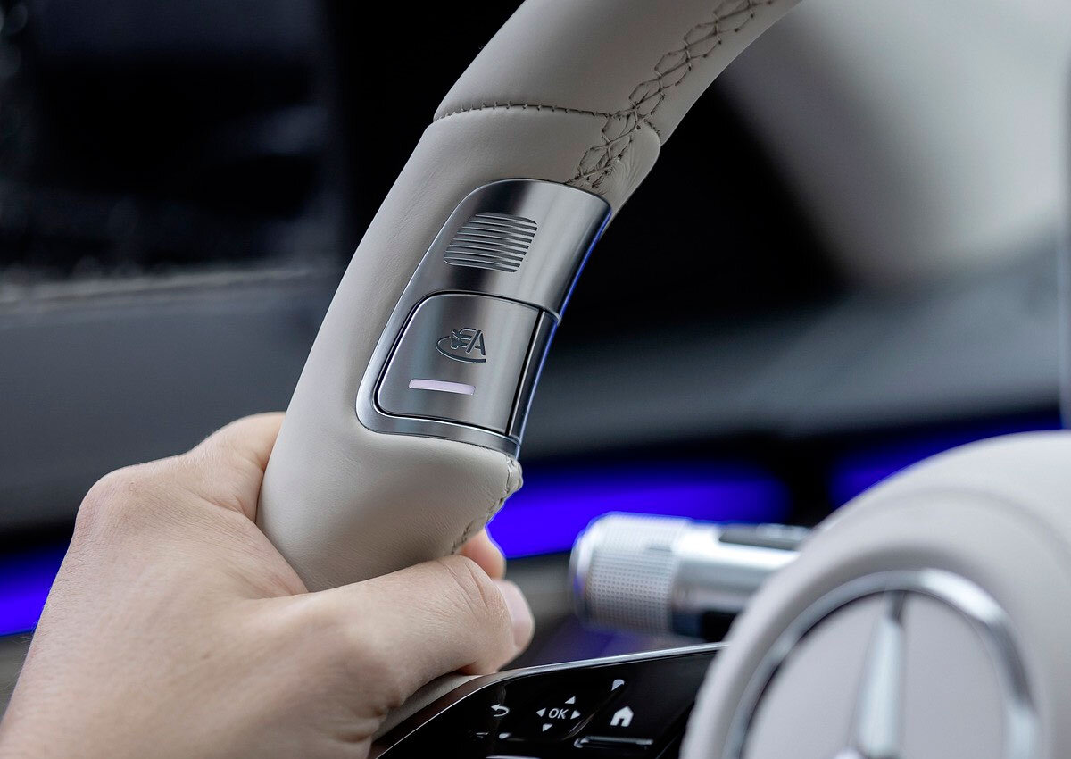 Кнопка включения автопилота на Mercedes-Benz S-Klass