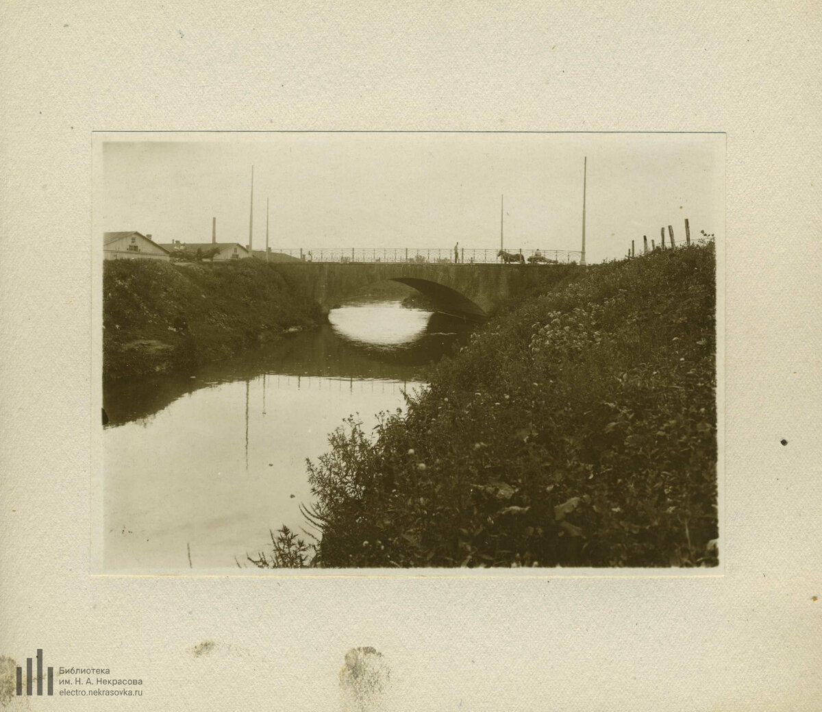 Вид с левого берега в сторону Глебовского моста