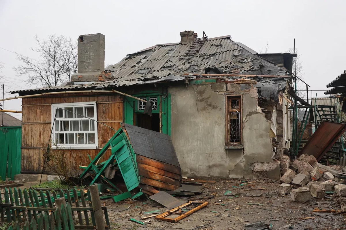 Дом, обстрелянный из РСЗО "Град" ВСУ © РИА Новости / Сергей Аверин
Перейти в фотобанк