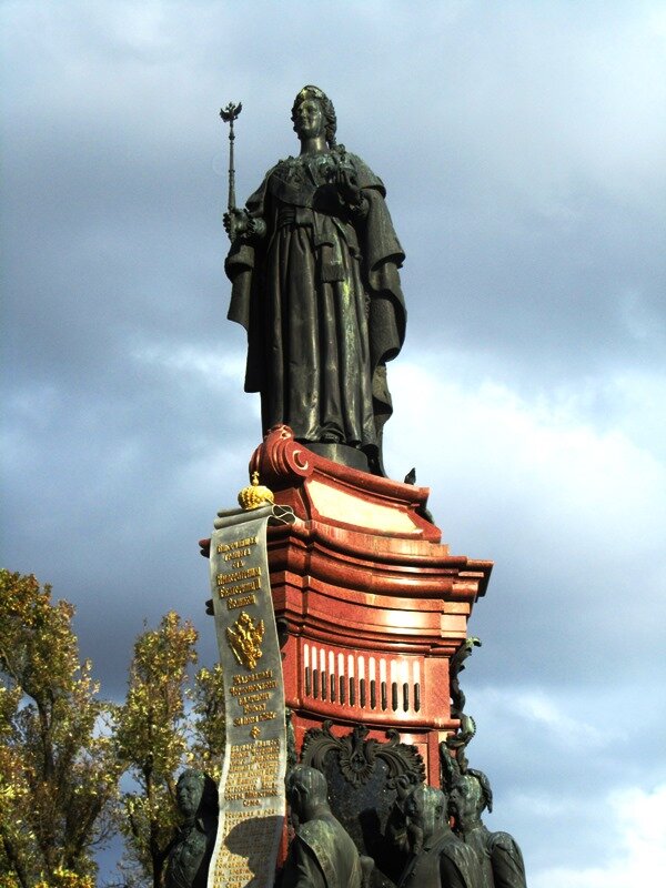 Величественная статуя Екатерины II. 