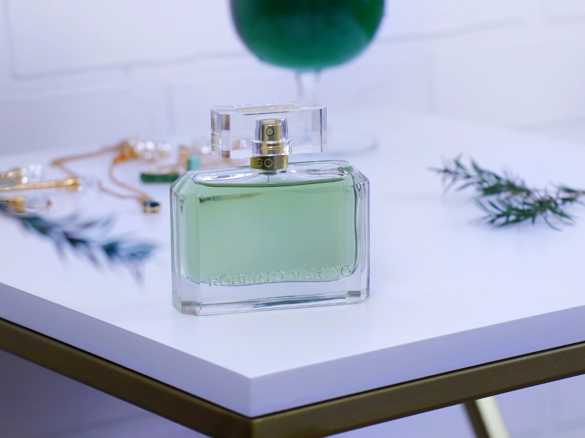 Флакон приятно оформлен, сам парфюм зеленого оттенка