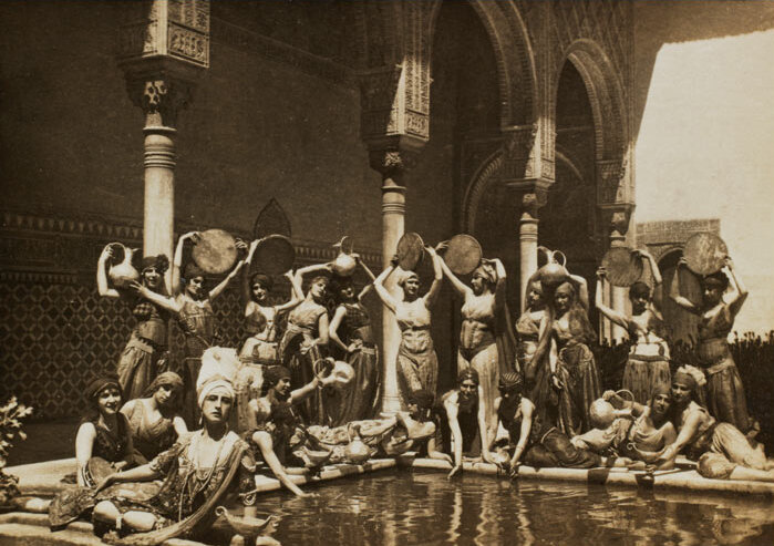Танцовщицы балета «Шахерезада» позируют во дворце Альгамбра в Гранаде, Испания, май 1918 года © Public Domain