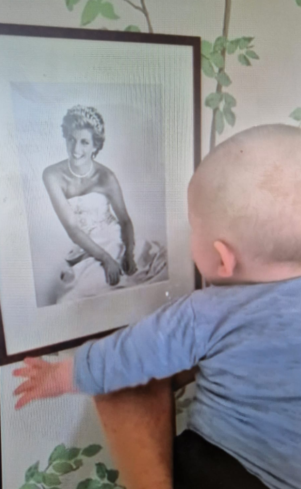 Арчи трогает фотографию принцессы Дианы, когда Меган держит его на руках