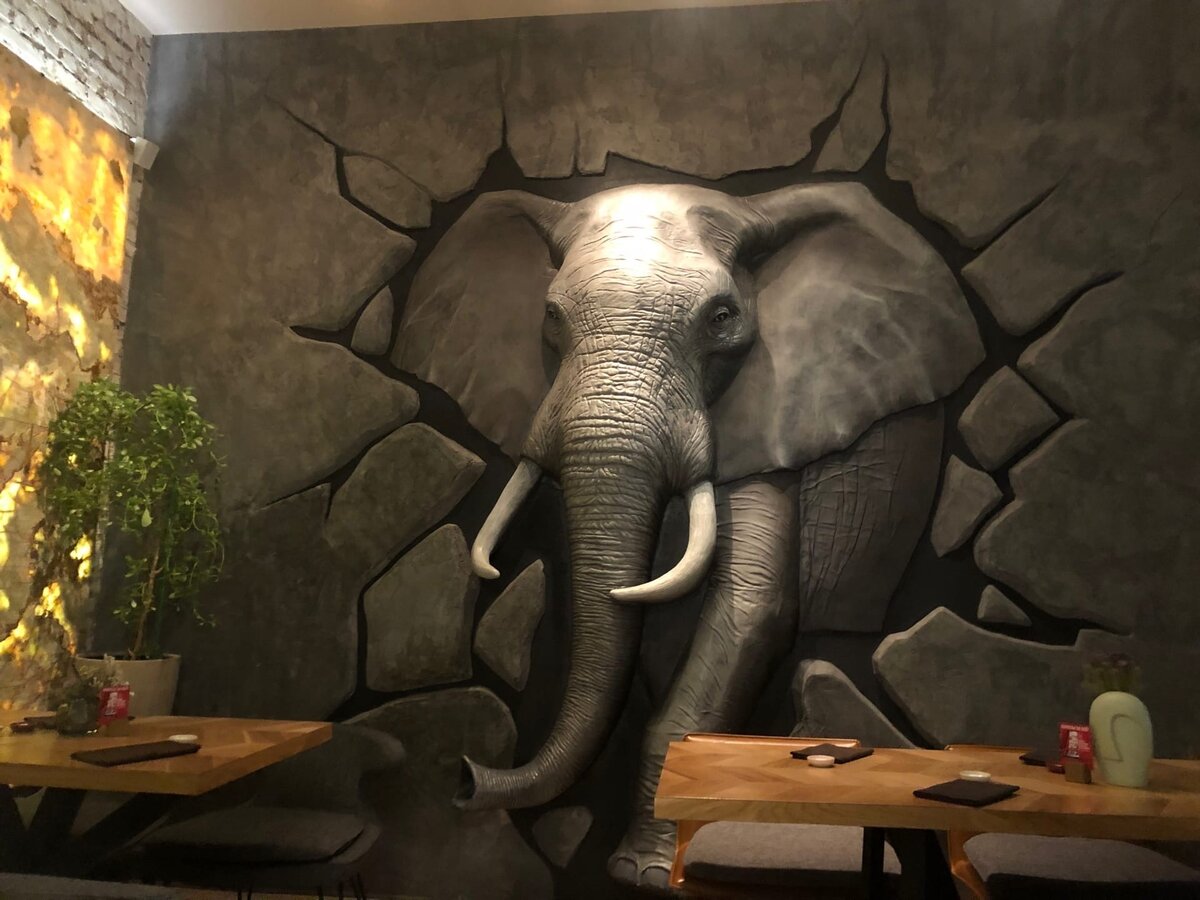 Слон встречает нас сразу у входа