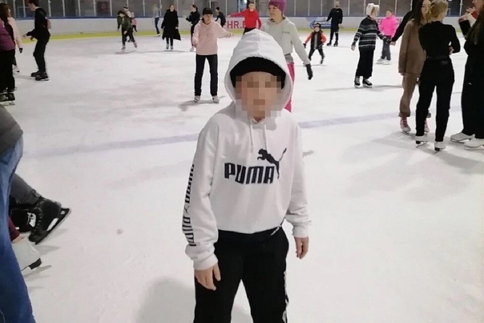     Следователи проводят проверку после того, как 12-летний мальчик сломал руку на катке под Новосибирском. Фото: предоставлено Алексеем.