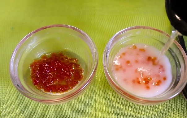 Слева на фото икра из водорослей,справа натуральная.