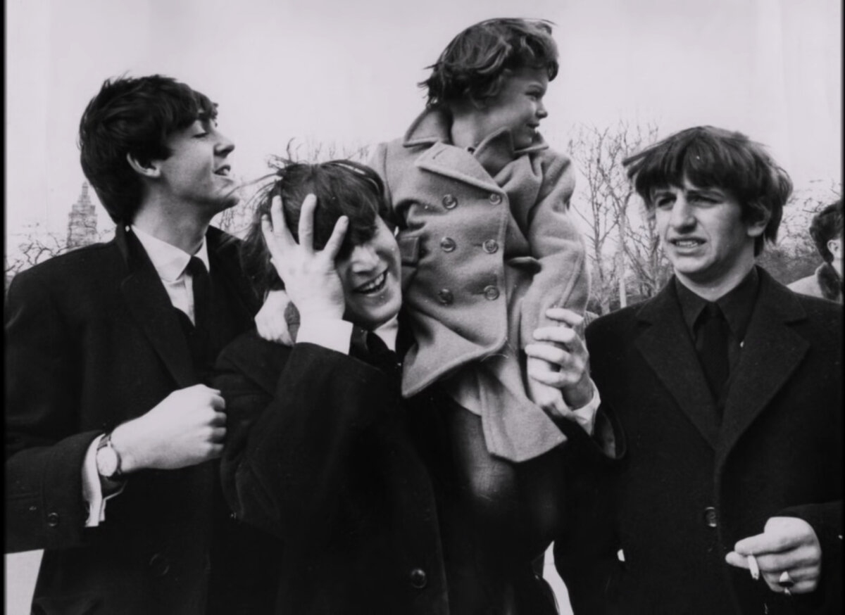 16 января ежегодно отмечается Всемирный день "Битлз" (World Beatles Day). В этот день в 1957 году в Ливерпуле открылся клуб Cavern, где дебютировала легендарная группа.-2