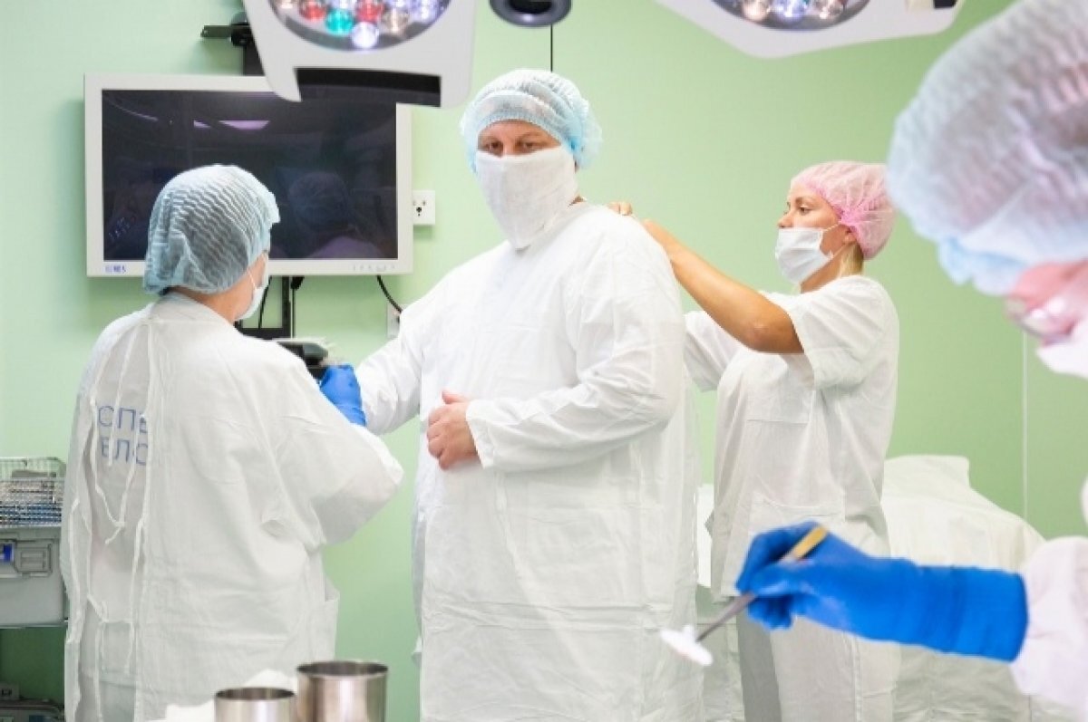    Четыре часа бригада врачей делала операцию.