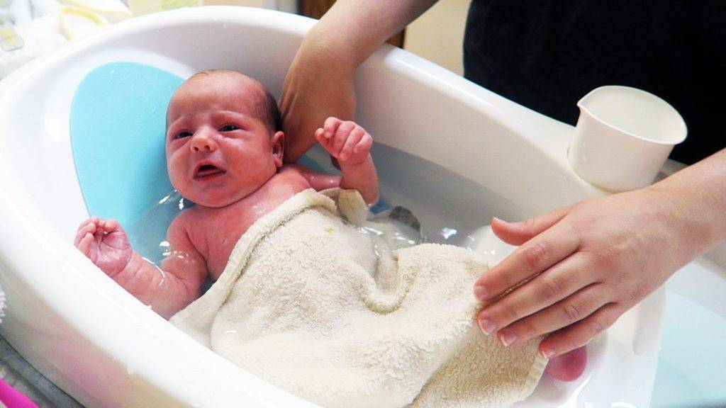 Ванночка для детей. Ванночка для новорожденного. Гигиенические ванны для новорожденных. Купание новорожденного ребенка. Купание новорожденного видео