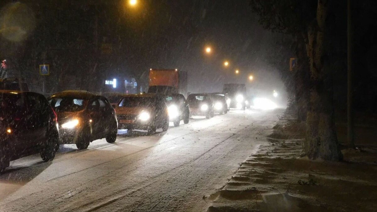     В Казани с завтрашнего дня, 17 января, изменится схема движения. Автолюбителям запретят поворачивать налево на перекрестке улиц Кремлевская и Лобачевского. Об этом предупредили в комитете по транспорту.