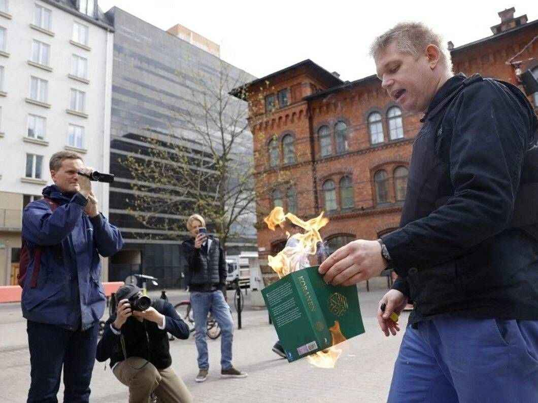 Сожжение корана. Швеция политика. Сожжение Корана в Стокгольме. Сожжено посольство России. Все против россиян.