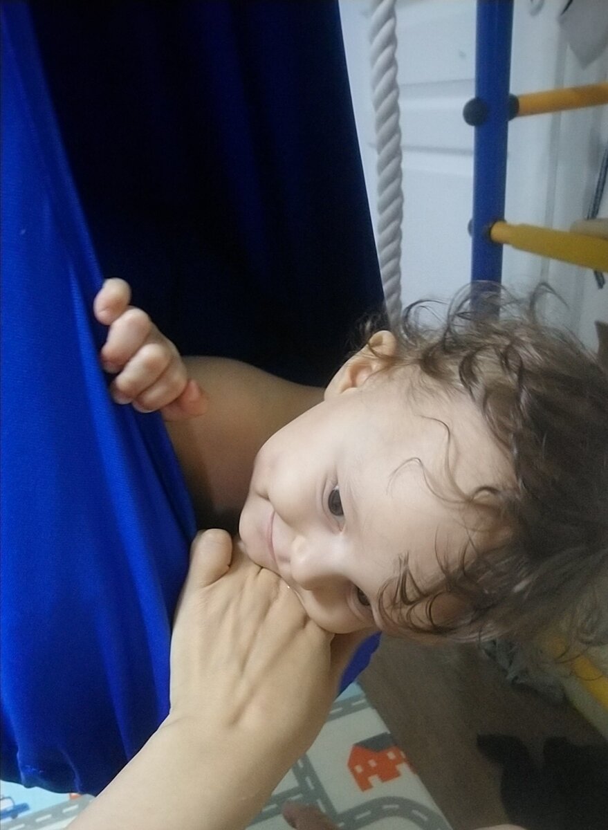 На фото Лиамчику уже год. Он здоров и счастлив. Всё в порядке. 