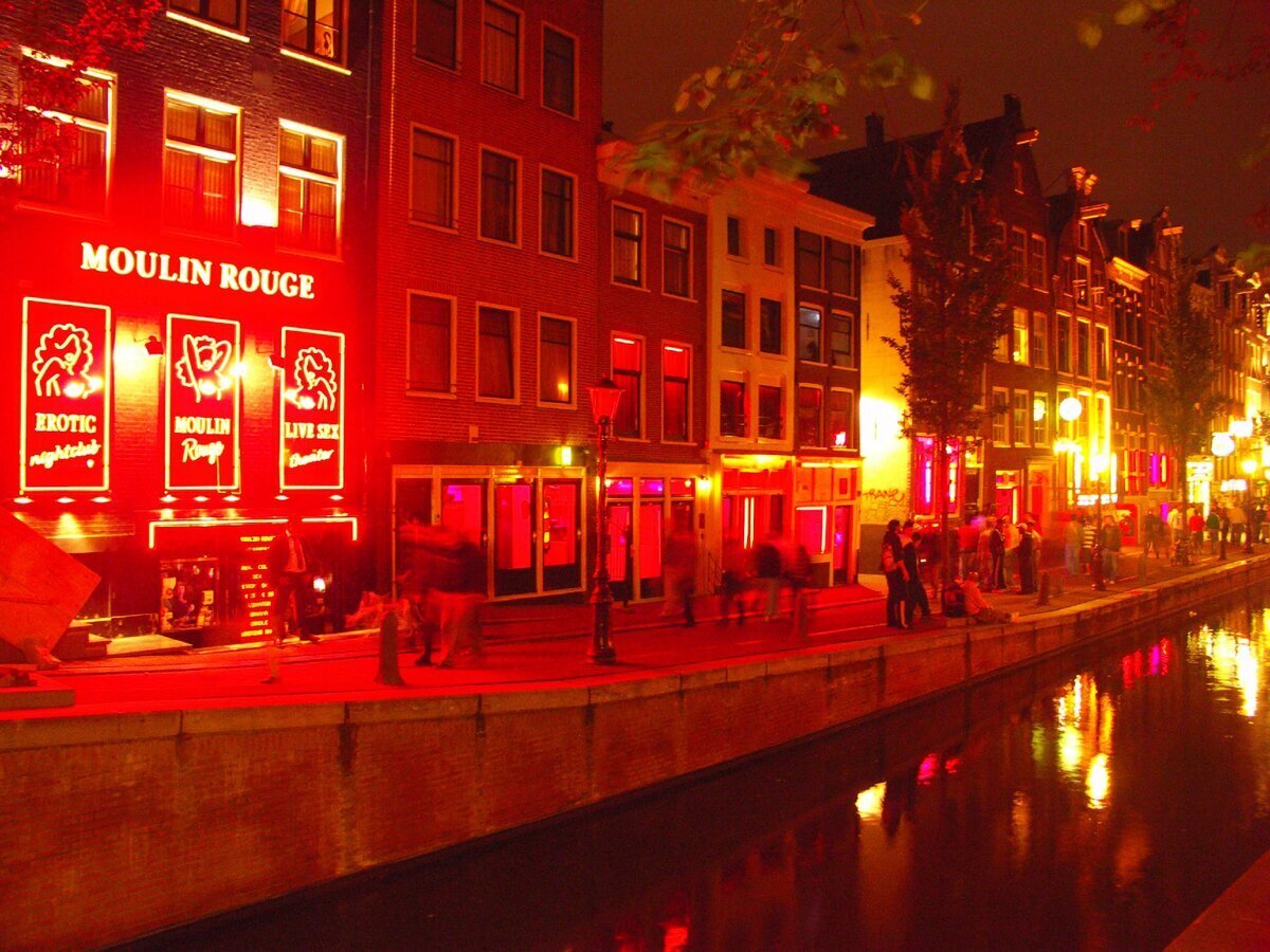 Ул красненькая. Квартал красных фонарей в Амстердаме. Квартал де Валлен Амстердам. Голландия улица красных фонарей. Бульвар красных фонарей Голландия.