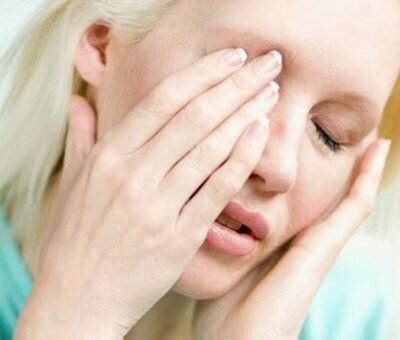  Распространенным симптомом является головная боль, локализующаяся в районе глаз. Пациента беспокоит нарушение зрения, резь, болезненное реагирование на свет.