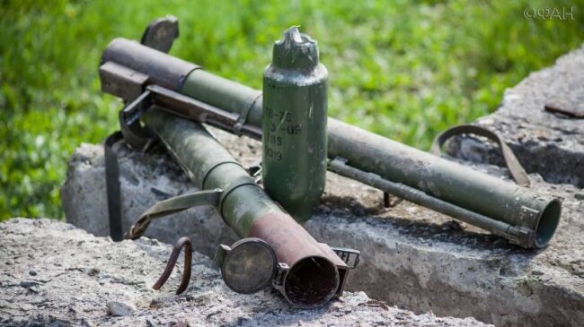 Захваченные у украинских военных на Донбассе болгарские РПГ-7 и остатки гранаты. Фото пресс-службы УНМ ДНР.