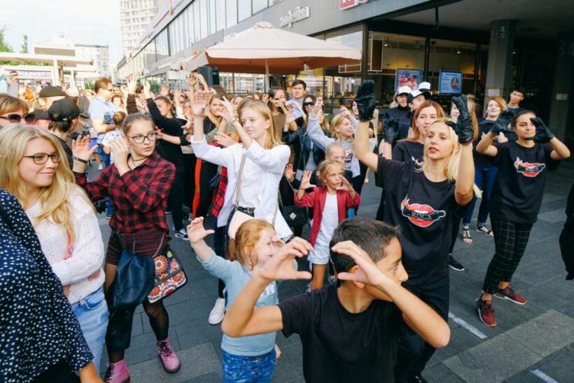 Танец в очередь. Самая большая очередь в мире.