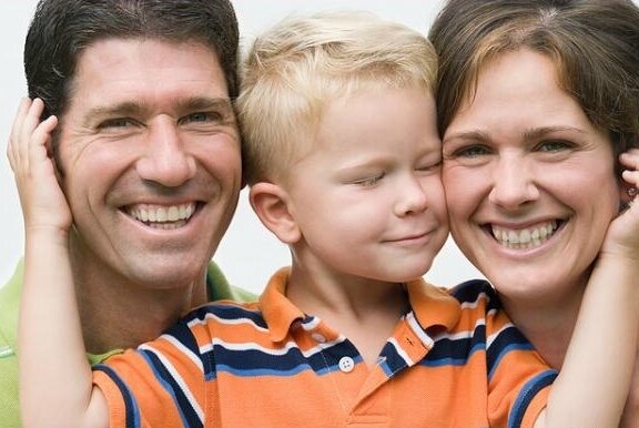 Мальчик с папой и мамой