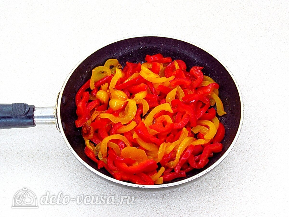 Сколько жарить перцы на сковороде. Жареный болгарский перец. Сколько жарить перцы на сковороде. Лук жареный с перцем. Перец жареный в масле на зиму.