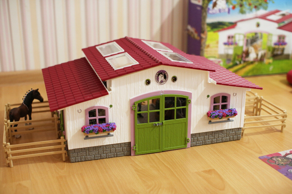 Большой набор Центр верховой езды с лошадьми, наездником, аксессуарами.