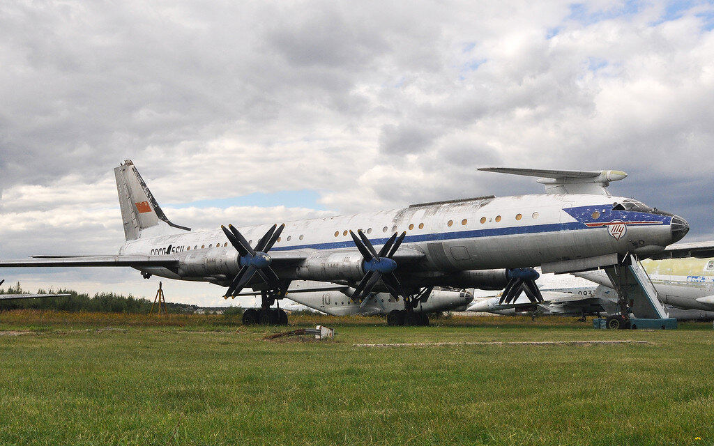 Ан-8 - 10 зеленый - Россия (СССР) - ВВС /1959/
Имел бортовой номер 10 красный. Время налёта 3350 часов, совершил 3450 полетов. 20 мая 1976 года передан музею ВВС в Монино. Стоит за Тушкой 

Ан-8 (по кодификации НАТО: Camp - «Лагерь») — военно-транспортный самолёт, разработанный в ОКБ им. О. К. Антонова. Предназначен для перевозки различных грузов, посадочного и парашютного десантирования ВДВ с придаваемой им техникой и вооружением, а также для перевозки раненых.
