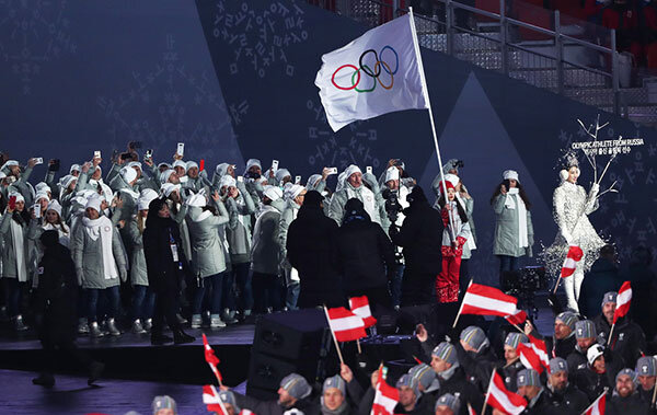 Сборная России  выглядела  униженной, хотя ребята старательно делали вид, что им весело. Фото Валерия Шарифулина (ТАСС).