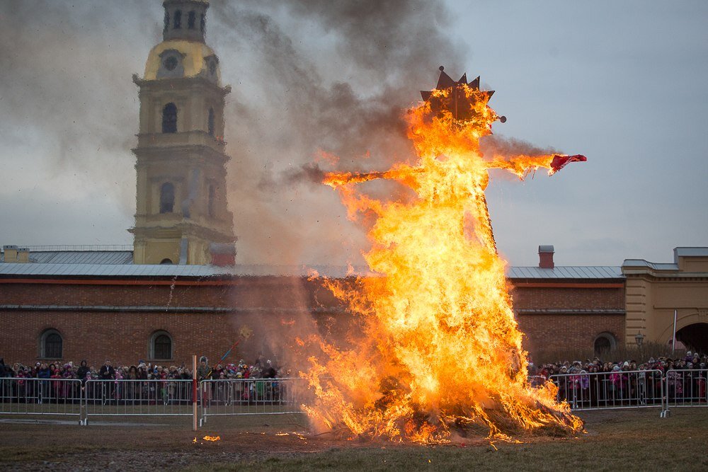 Пугало на масленицу. Масленица в спб где празднуют. Масленица в петропавловской крепости 2022. Масленица в спб где празднуют. Праздник масленица в петропавловской крепости.