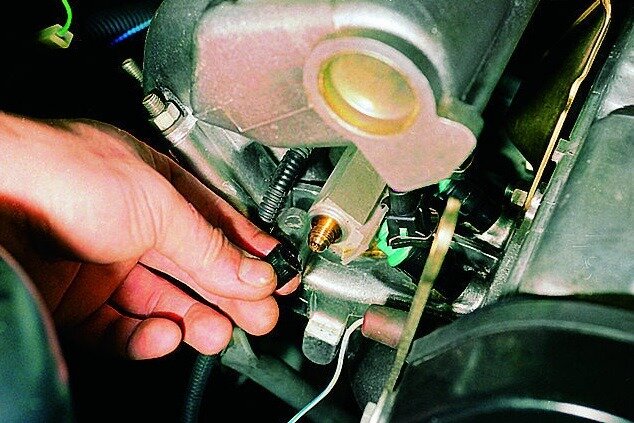  Если у вас нет данного инструмента то не стоит расстраиваться можно пойти по другой схеме проверки: снимите грязе защитный колпачек и поворотом ключа в положение "зажигание" дождитесь пока топливный насос накачает нужное давление и отключится.