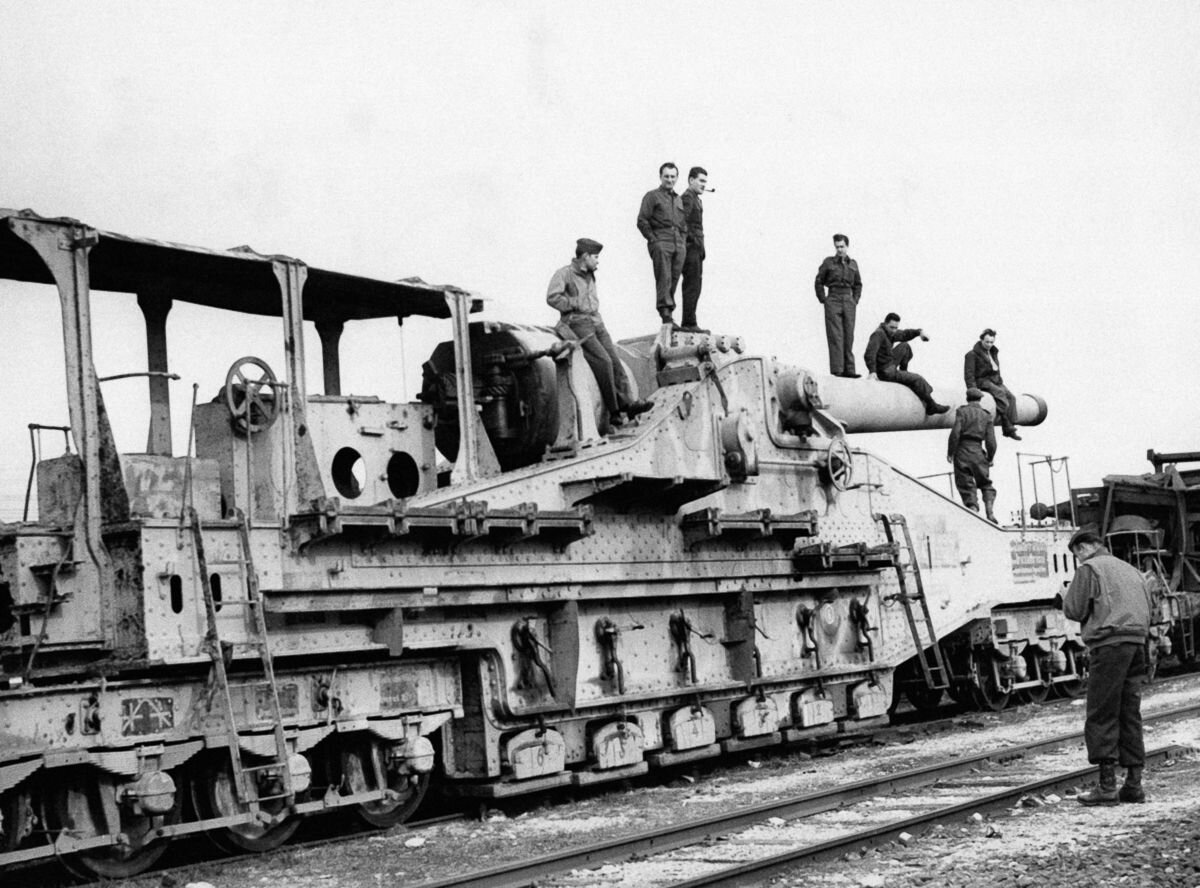 Поезда вермахта. Советская Железнодорожная артиллерия второй мировой войны. Железнодорожная артиллерия Германии. Немецкая артиллерия второй мировой войны на рельсах. Железнодорожные орудия Германии второй мировой