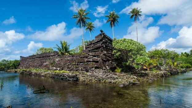 Тысячи километров океана отделяют "плавающий" город Нан-Мадол в Микронезии от ближайшего государства