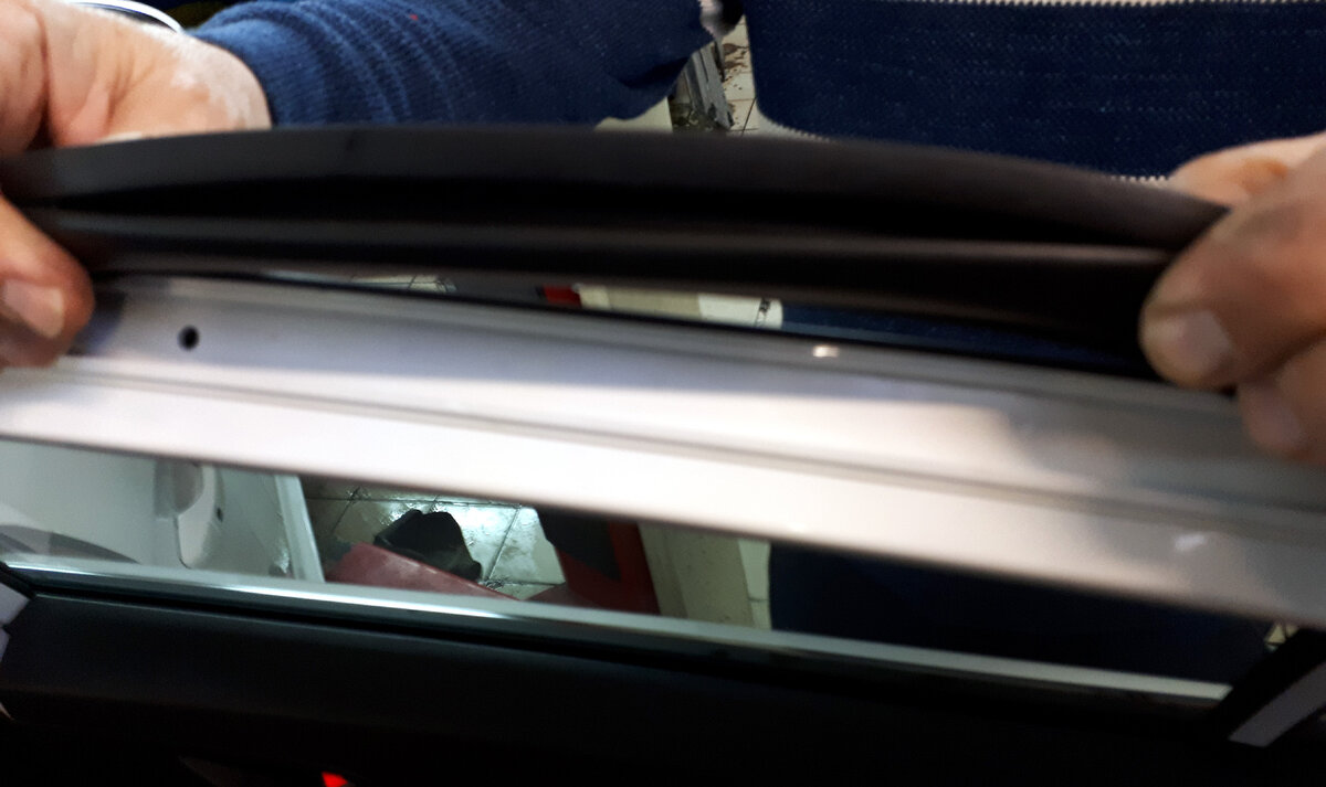 Вот так, без труда можно вынуть уплотнитель задней двери. Он ничем не закреплен, а просто вставлен в паз.