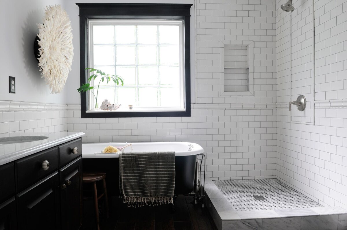 Стильная ванная в чёрно-белой гамме - стили, варианты отделки, сочетания цветов, 90 фото