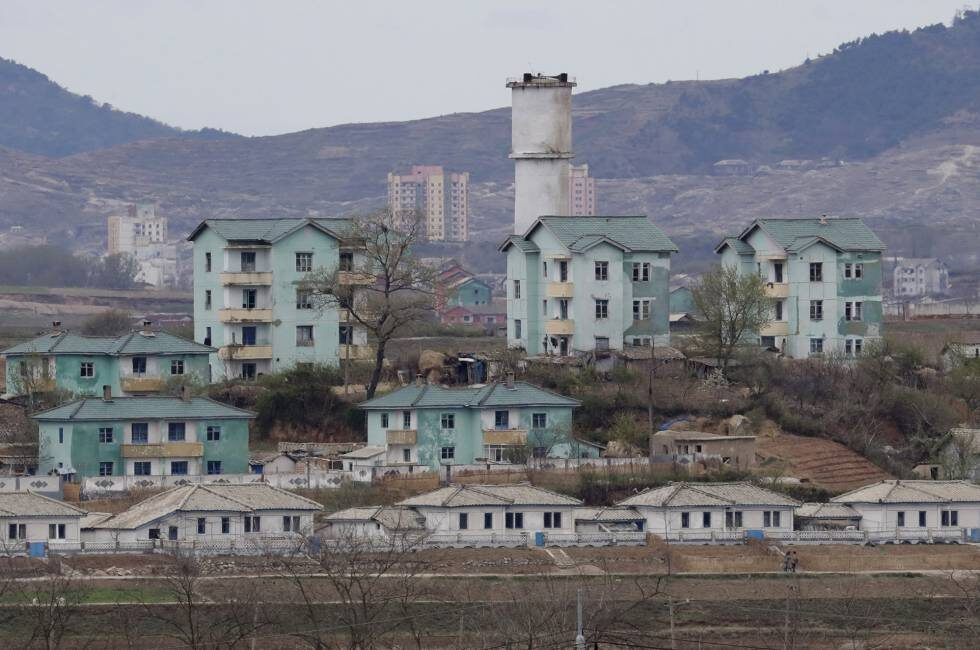   La villa norcoreana de Gijungdong vista desde Taesungdong Lee Jin-man AP 