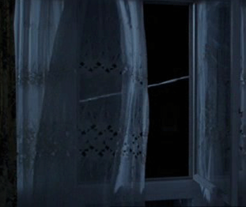 Видеть сквозь дверь. Открытое окно ночью. Занавески ночью. Занавеска колышется на окне. Ночь окно шторы.