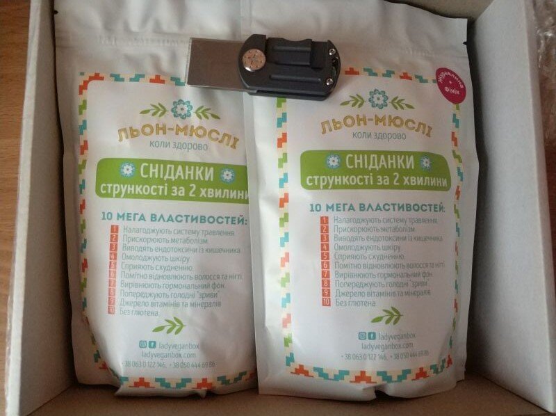 По заявлением производителя одной пачки хватает на 4 завтрака, но что то либо мы слишком слабо завтракаем, либо какие то нормы завышены. По факту первой пачки хватило где то на рабочую неделю, то есть 5 завтраков, а вторая пачка растянулась на 6 дней. Или может постепенно это поднадоедает? Впрочем, смена разных фруктовых наполнителей немного скрашивает ситуацию. И постепенно мы перешли ко следующим пачкам - изюм, бананы, чернослив.