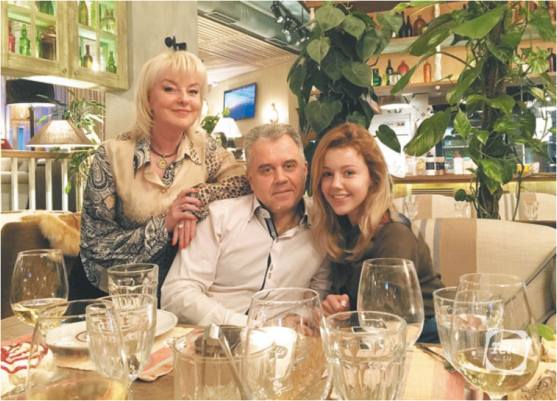 С родителями Еленой Викторовной и Юрием Витальевичем. Фото: Из личного архива Юлианны Карауловой
