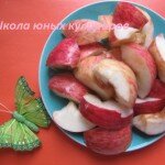 1. Яблоки нарезаем на дольки. Чистить их вовсе не обязательно, так как они при варке распадутся, к тому же, в кожуре – все витамины.