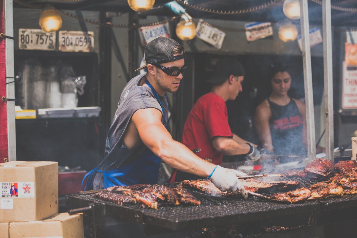 Мясо на улице. Барбекю (barbecue в США. Уличная еда гриль. Барбекю по американски. Фестиваль уличной еды.