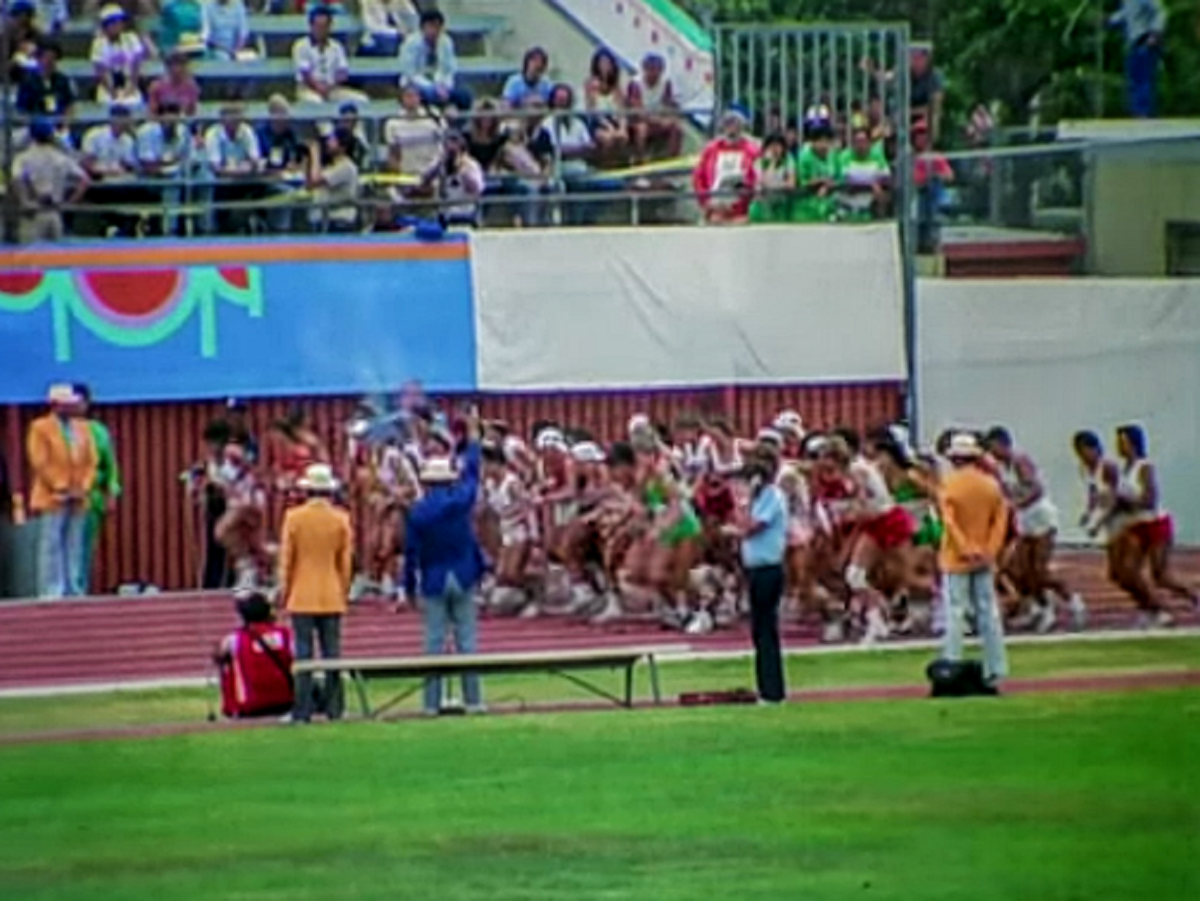 Старт женского марафона на Играх в Лос-Анджелесе. 1984 год. На дальнем плане (в желтом костюме) - Амби Берфут.