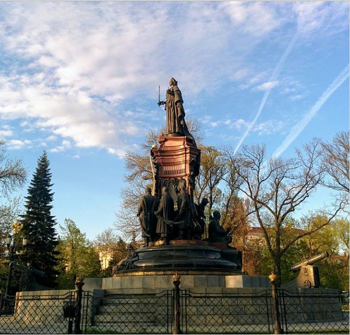 Памятник Екатерине Великой, возле которого я часто играла. Фото из личного архива.