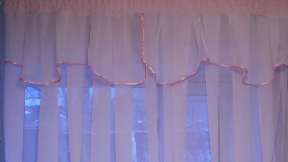 Верхняя часть готовой шторы на кухню, сшитой мною из балдахина для детской кроватки.