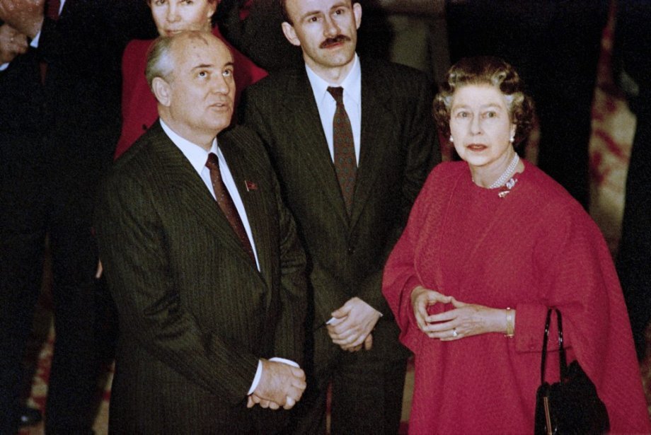 На фото: Михаил Горбачев во время визита в Англию в 1989 г.