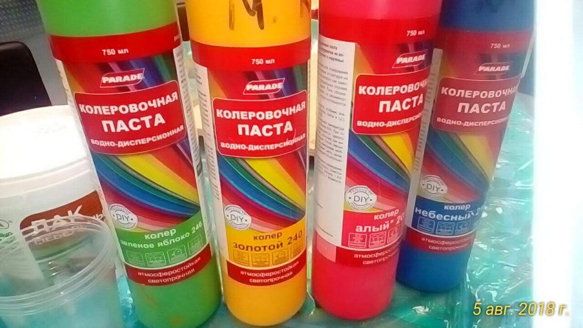 Добавляем колер. В данном случае это колеровочная паста. Цвета любые. Как говорится, на вкус и цвет...