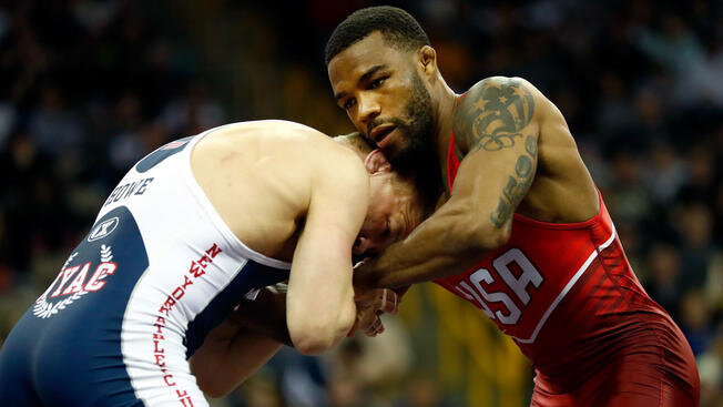 "У меня своих тренировок хватает, а помогать Макгрегору я не собираюсь и раньше не помогал. Слишком уж это хлопотно, да и значиться рядом со скандальным бойцом UFC, можно запятнать свое имя в спорте. Если бы Макгрегор вел себя более достойно, возможно, я бы и помог ему, но только не в преддверии олимпиады"