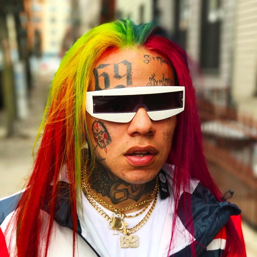 
Не так давно фит 6IX9INE и Nicki Minaj «FEFE» получил платиновый статус, а это говорит о том, что композиция разлетелась тиражом в миллион оригинально проданных копий. 