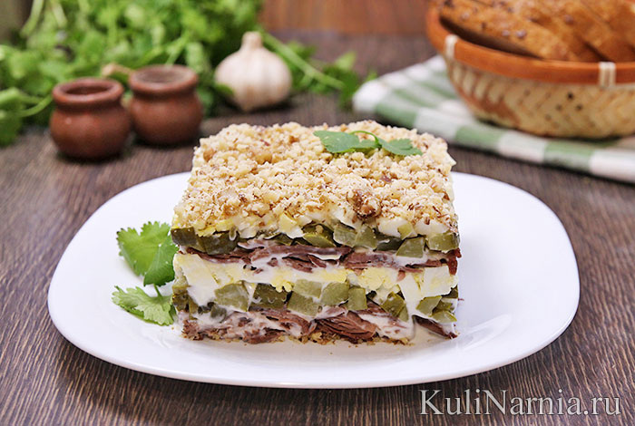 Предлагаем вашему вниманию очень вкусный, сытный и простой в приготовлении салат «Принц» с говядиной, яйцами и солеными огурцами. Это блюдо без особых усилий можно сделать к любому празднику в качестве альтернативы «Оливье» и многим другим популярным закускам. Никаких сложностей в рецепте нет, нужно только заранее (лучше накануне вечером) отварить мясо, чтобы сэкономить время, отведенное на готовку.