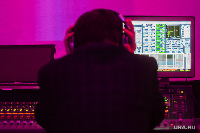 Звукорежиссер должен был все проверить, утверждает представитель певицы
Фото: Вадим Ахметов © URA.RU