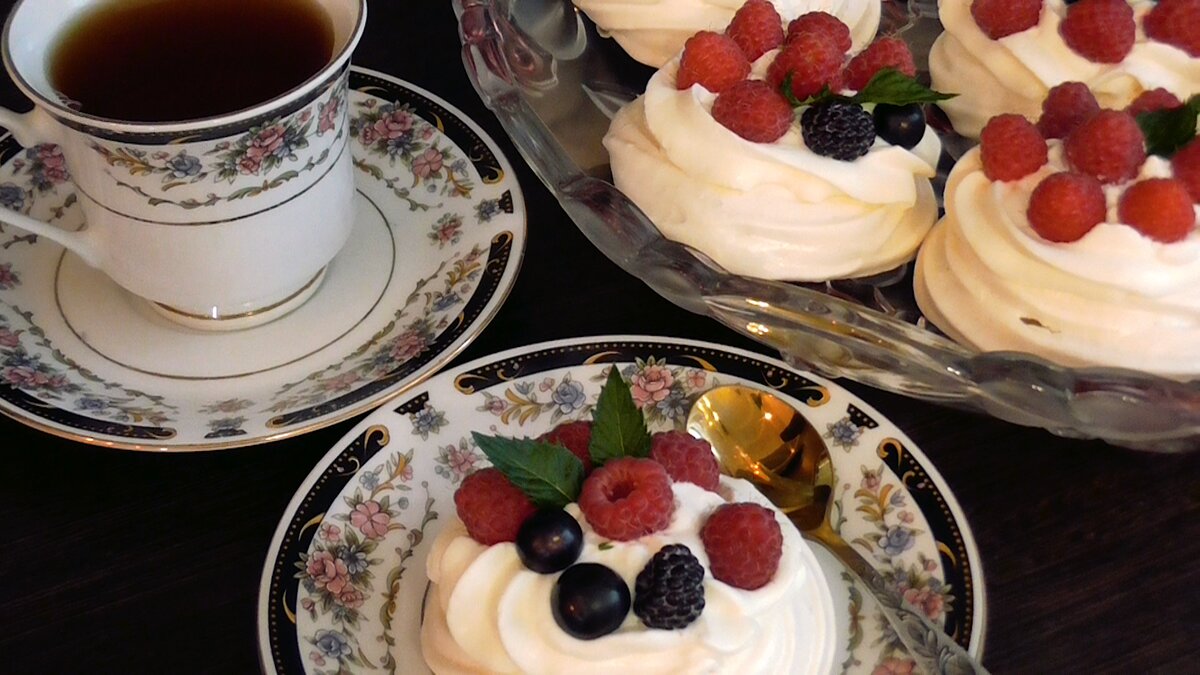 Какой десерт в честь балерины. Какой десерт является классическим французским. Торт в честь анны павловой. Какой десерт в честь балерины. Пирожное в честь балерины.