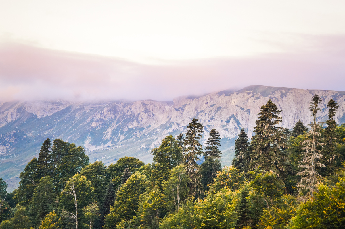 5 утра. Горные хребты, прикрывшись облаками, еще спят)