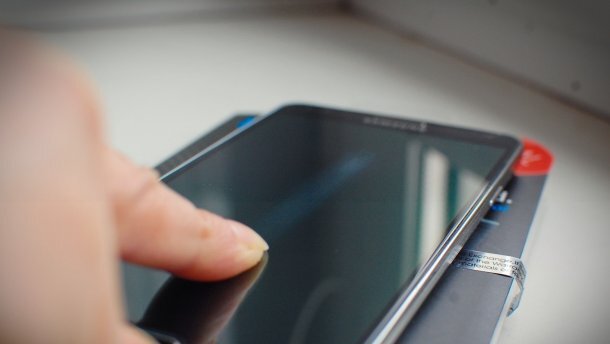 Экран смартфона является одной из самых загрязненных вещей, ведь там одна из самых высоких концентраций бактерий на квадратный сантиметр. 